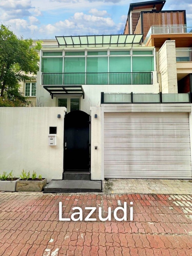 3 bedrooms Bungalow in Bangkok, Thailand No. 14817