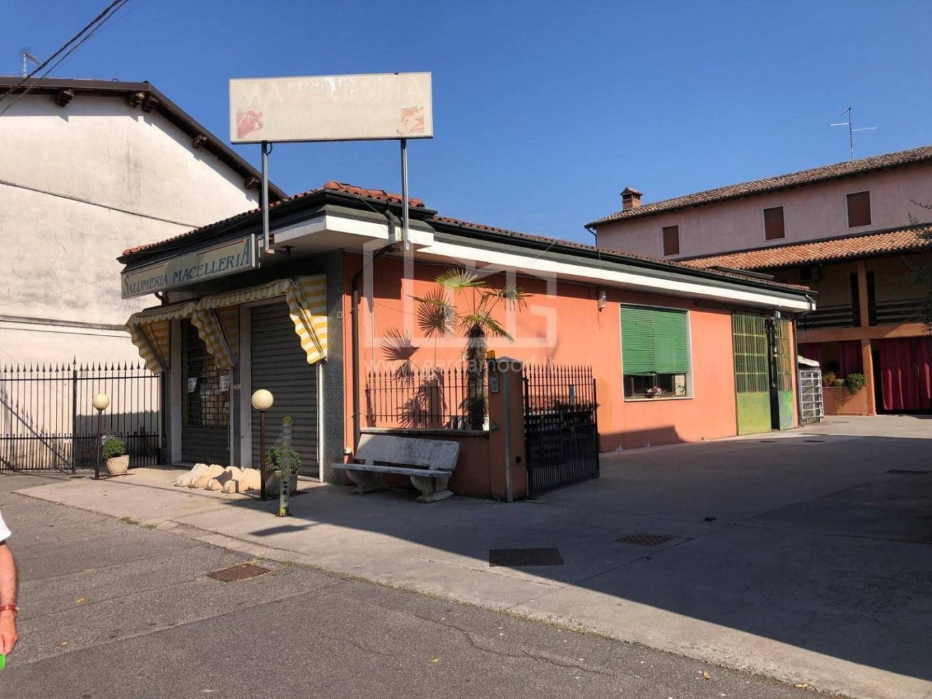 Propiedad comercial de 5 habitaciónes en Brandico, Italy No. 116601