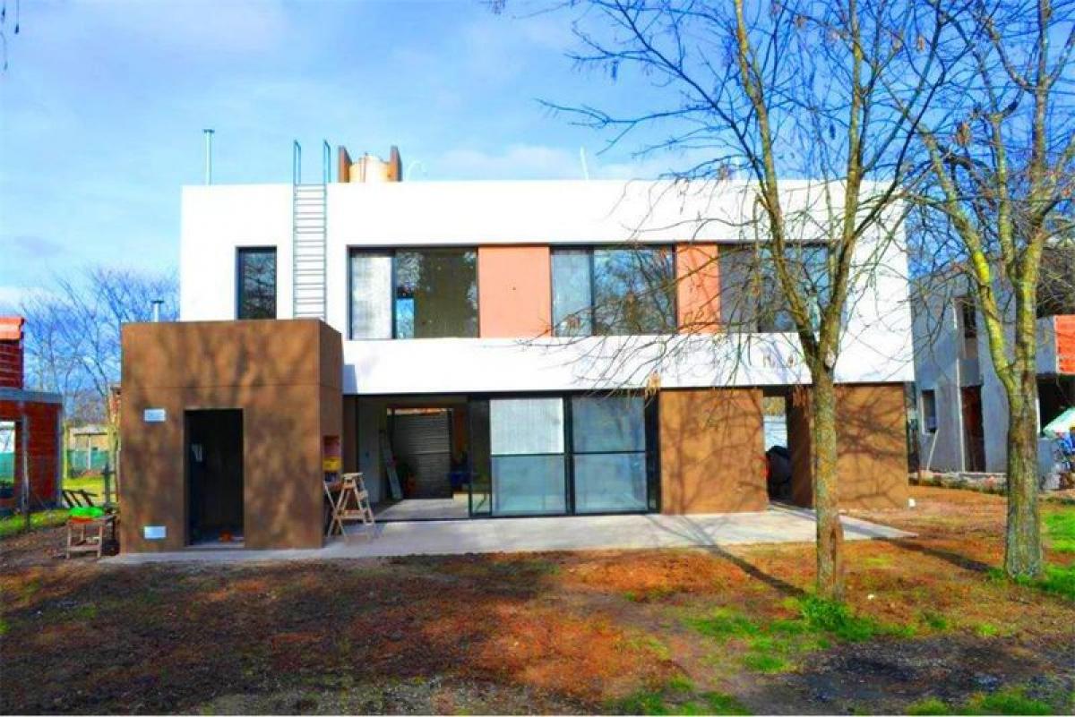 Casa de 4 dormitorios en Berazategui, Argentina No. 21642