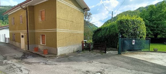 Дом с 6 комнатами в Кастильоне дей Пеполи, Италия № 166525 9