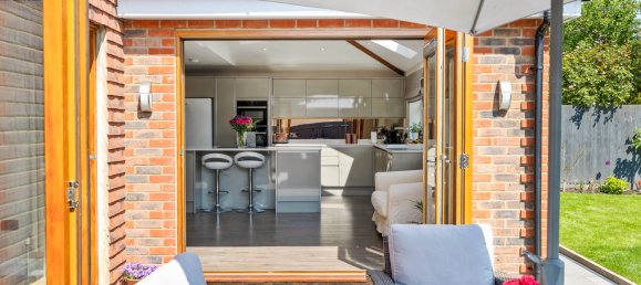 5 bedrooms House in Crawley, United Kingdom No. 1063 8