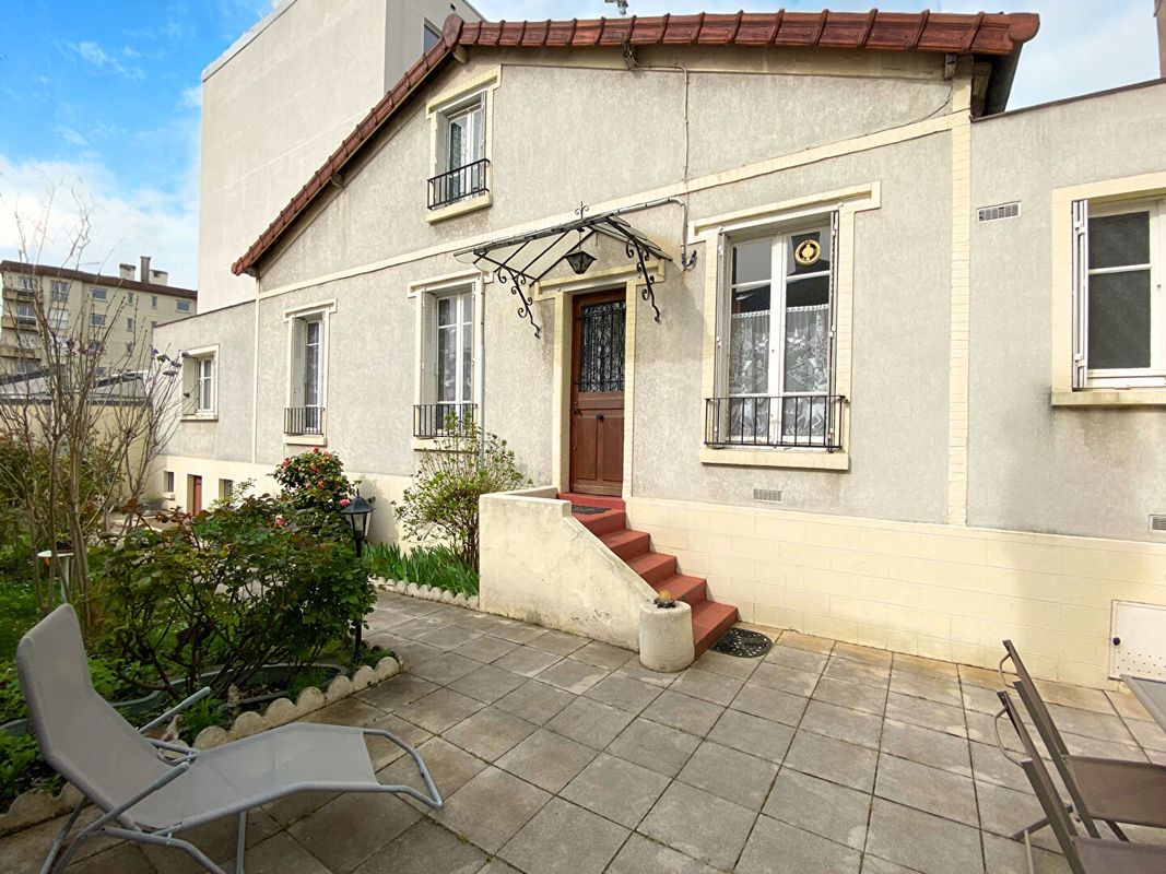 Casa de 2 dormitorios en Cachan, France No. 185360