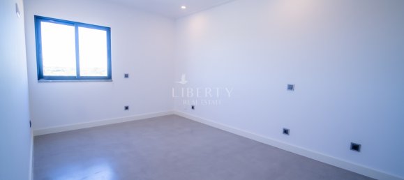 5 bedrooms Villa in Quarteira, Portugal No. 31942 2