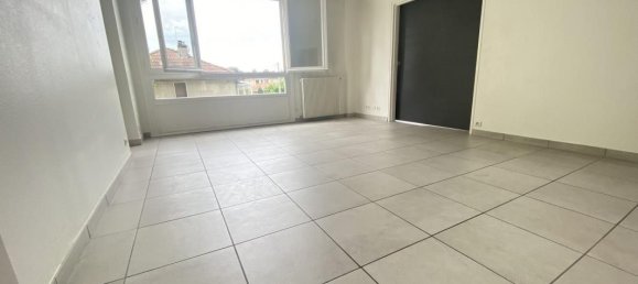 2 bedrooms Apartment in Venissieux, France No. 322432 3