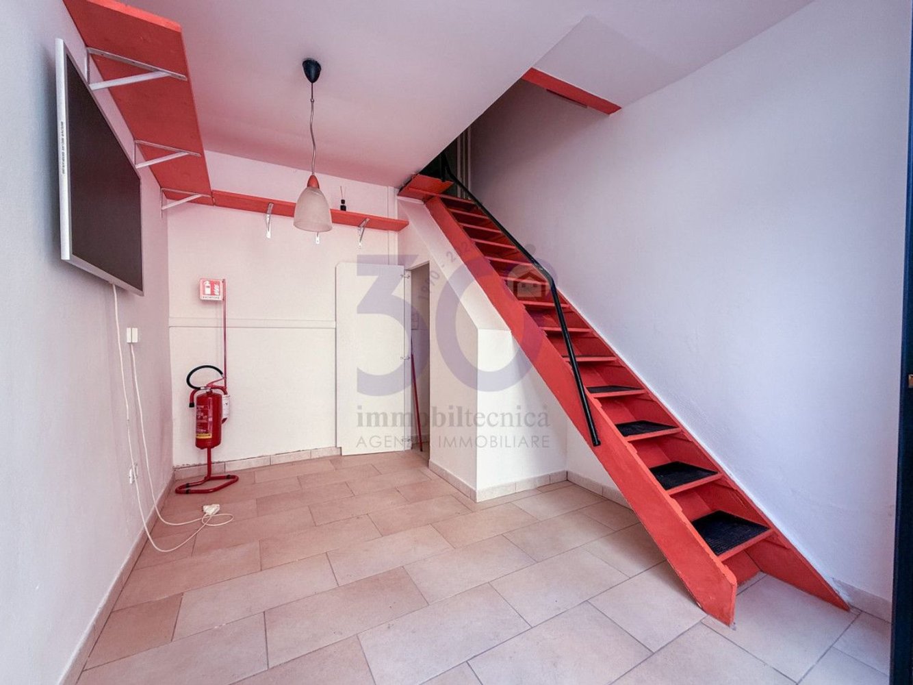 Oficina en Arezzo, Italy 44 m² No. 381510