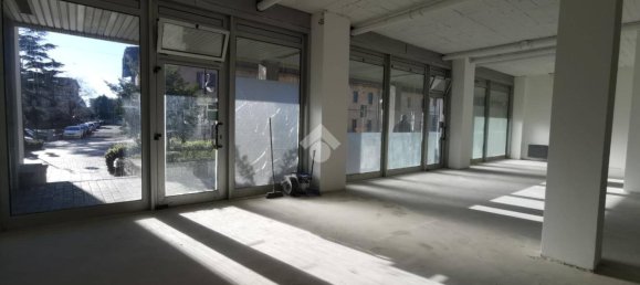 Gewerbliche Immobilie in Solaro, Italy 300m², Nr. 128946 5