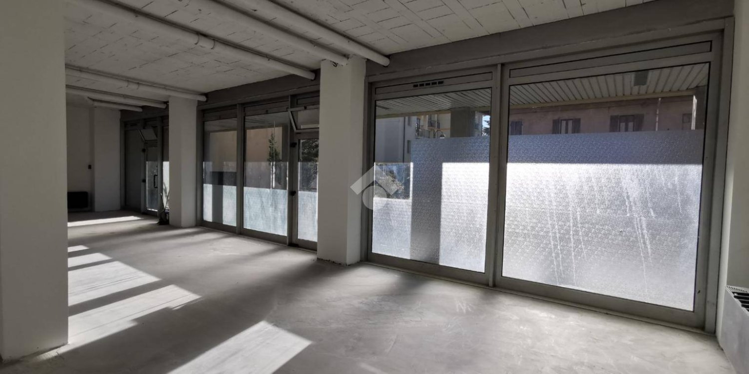 Gewerbliche Immobilie in Solaro, Italy 300m², Nr. 128946