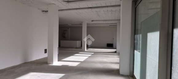 Gewerbliche Immobilie in Solaro, Italy 300m², Nr. 128946 4