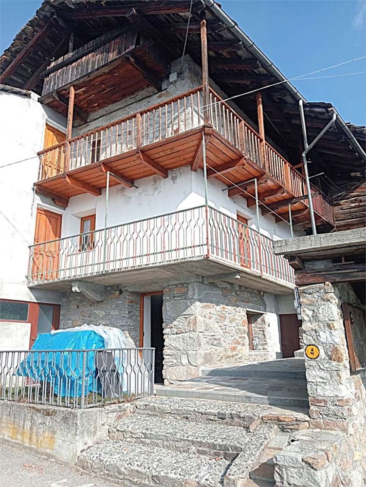 Casa de 5 habitaciónes en Fontainemore, Italy No. 146672