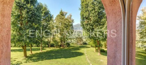 5 rooms Villa in Erba, Italy No. 6145 2