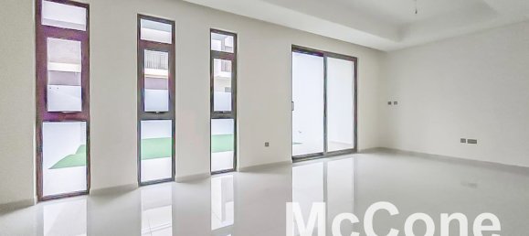 6 bedrooms Villa in Dubai, UAE No. 30661 2