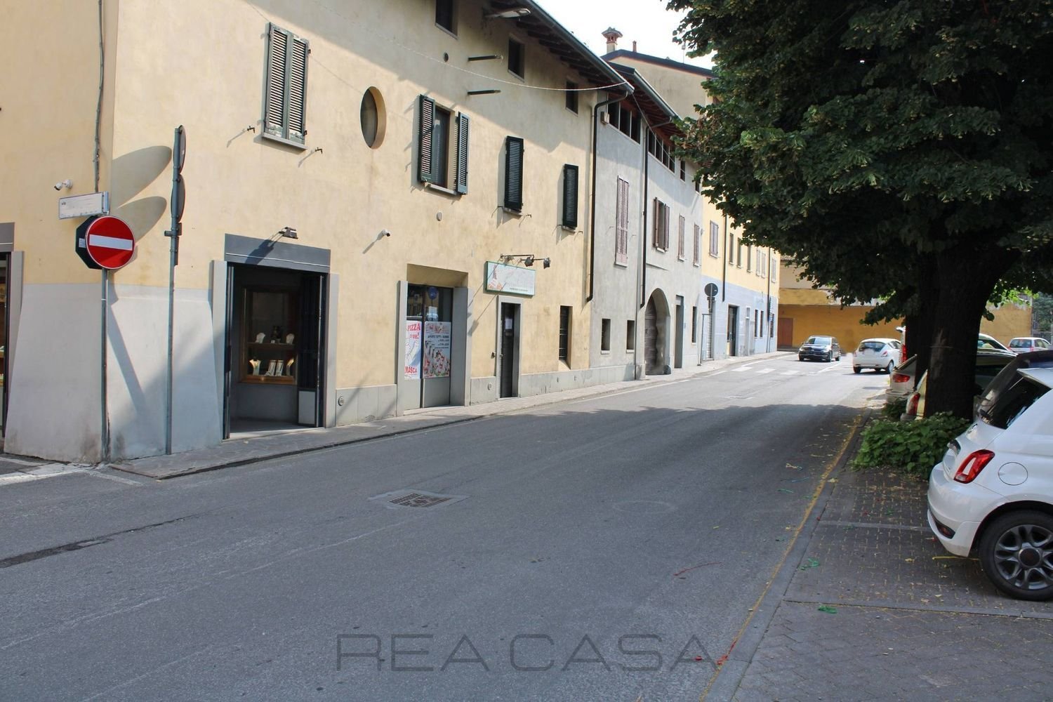 94m² Commercial property in Treviglio, Italy No. 393098