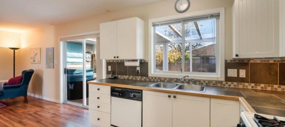 2 bedrooms House in British Columbia, Canada No. 1195 9