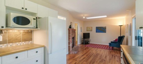 2 bedrooms House in British Columbia, Canada No. 1195 10