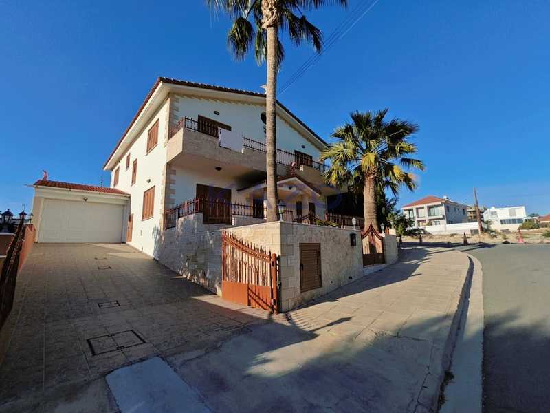 4 bedrooms Commercial property in Agios Athanasios, Cyprus No. 13835