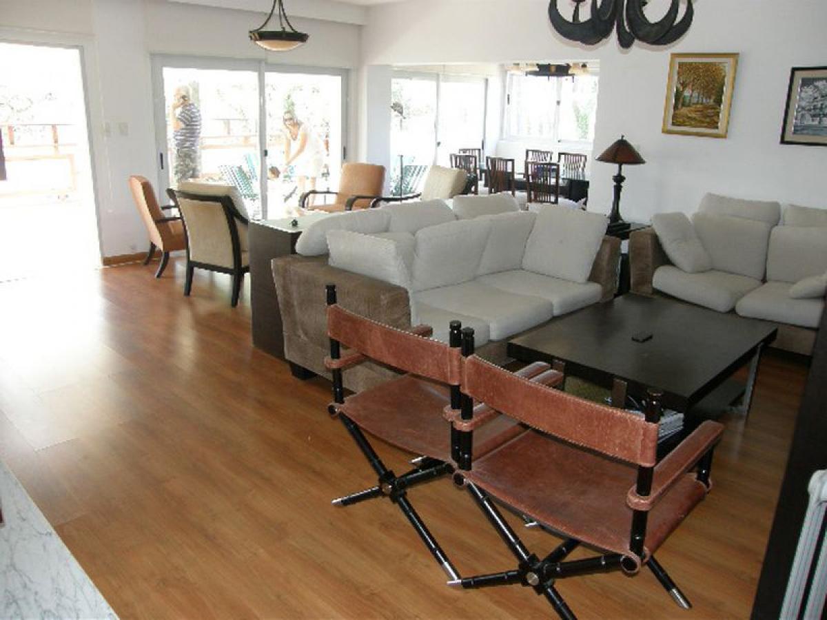 Apartamento de 3 dormitorios en Maldonado, Uruguay No. 12214