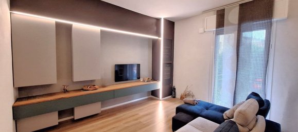 3 rooms Apartment in Modena, Italy No. 17496 4