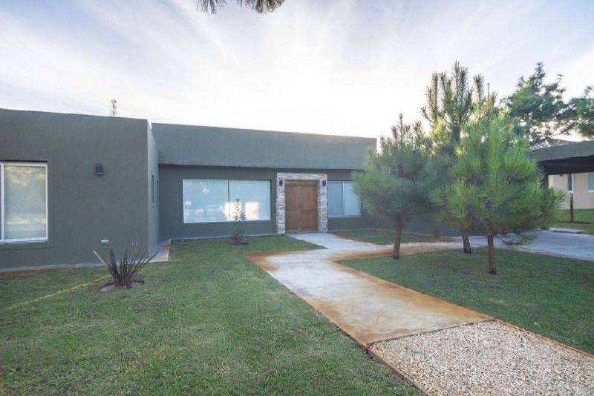 4 bedrooms House in Mar del Plata, Argentina No. 80822