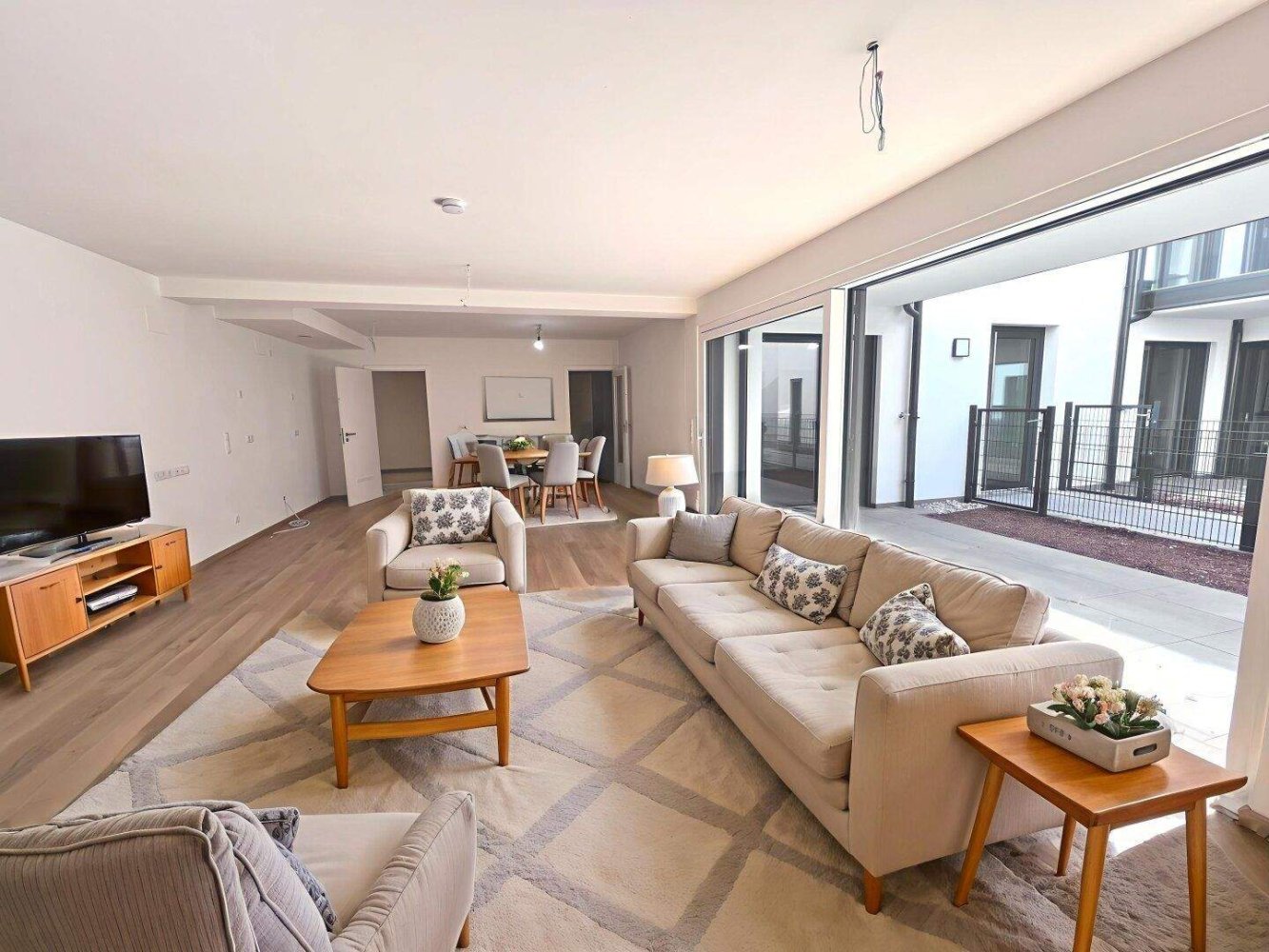 Коммерческая недвижимость с 4 комнатами в Хитцинг, Австрия № 232008