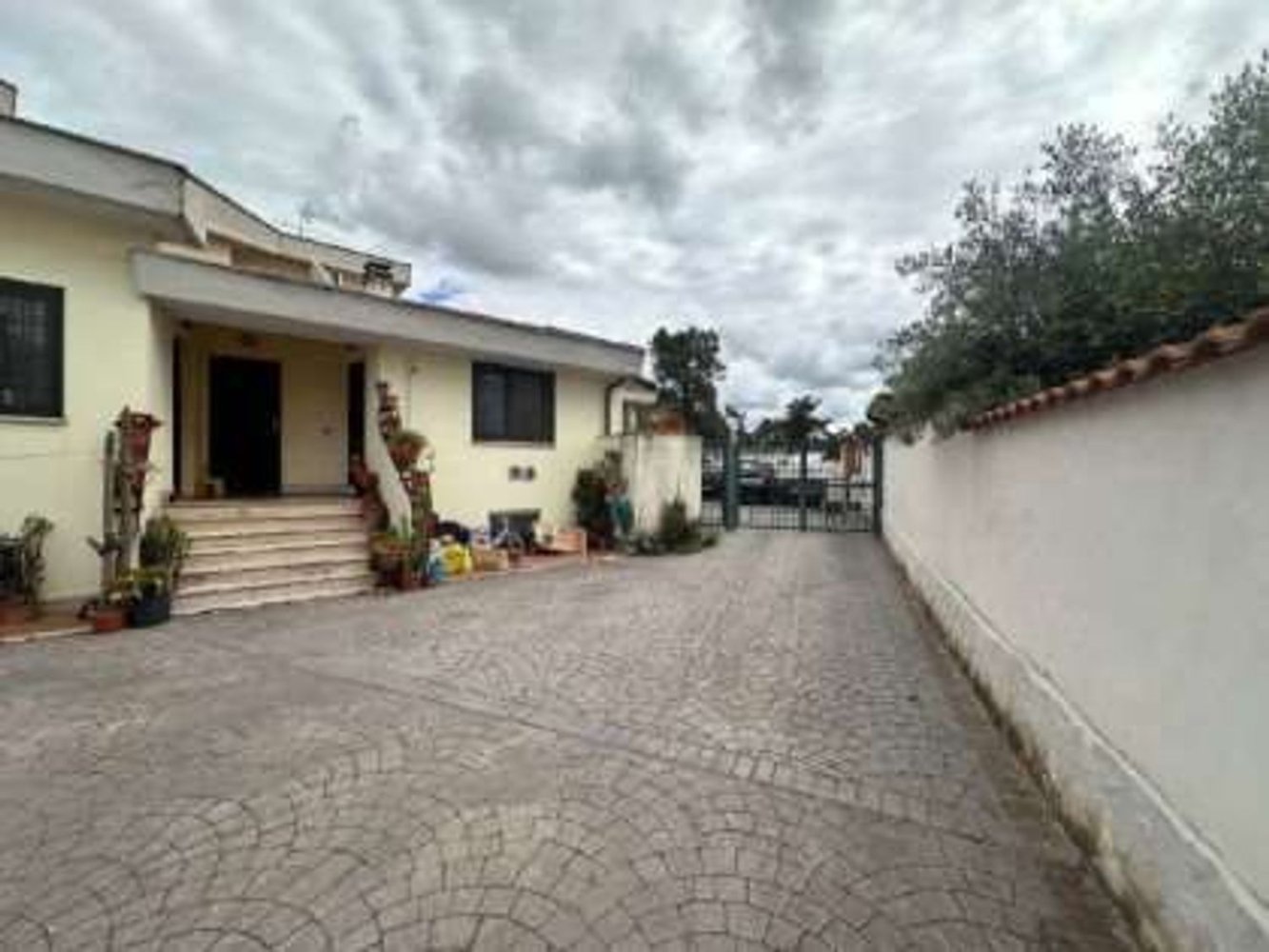 6 rooms Apartment in Rome, Italy No. 200542