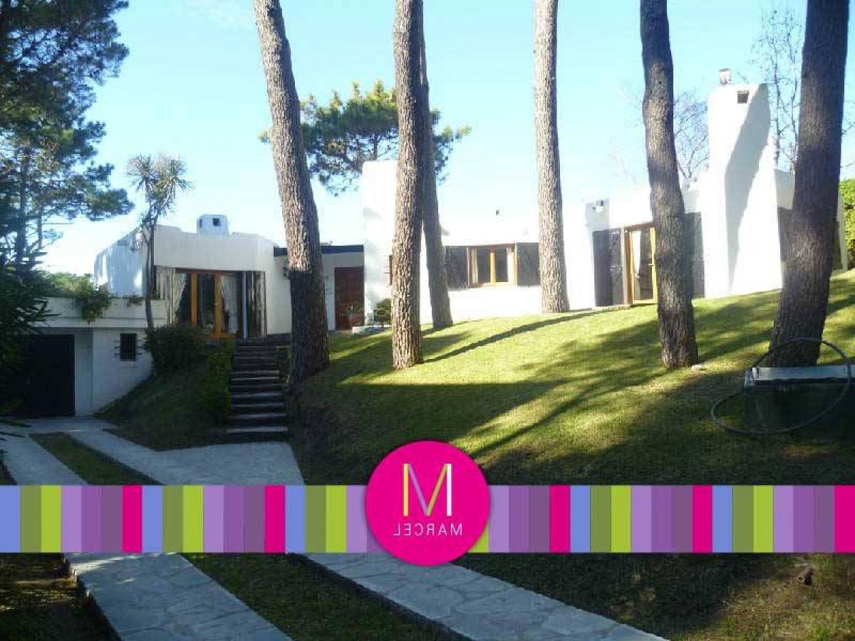 3 bedrooms House in Mar del Plata, Argentina No. 100080
