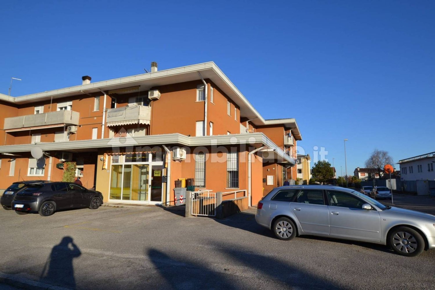 Коммерческая недвижимость с 1 комнатой в Порденоне, Италия № 80430