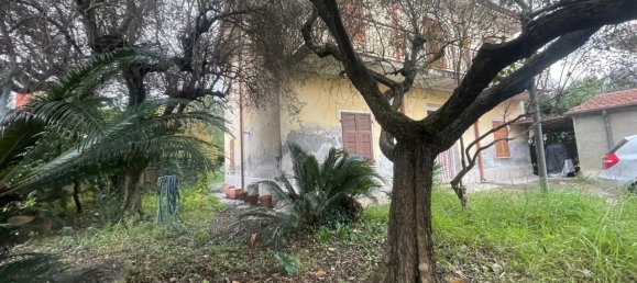 5 bedrooms House in Carrara, Italy No. 48169 4