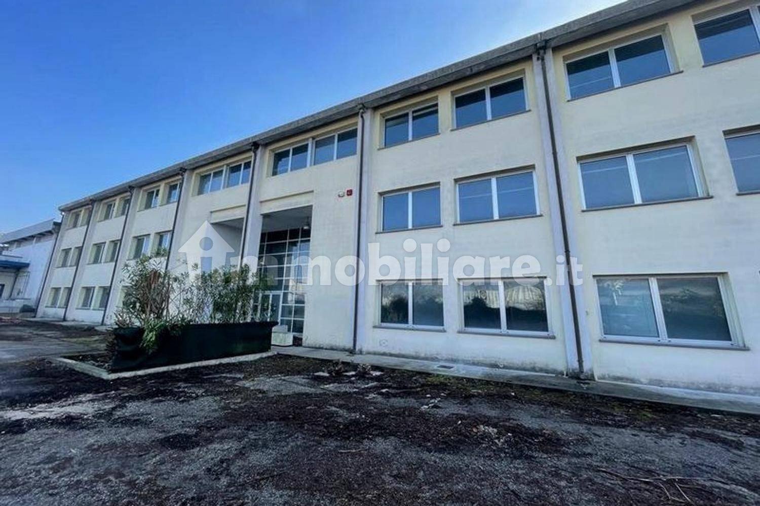 3329m² Office in Rovigo, Italy No. 357155