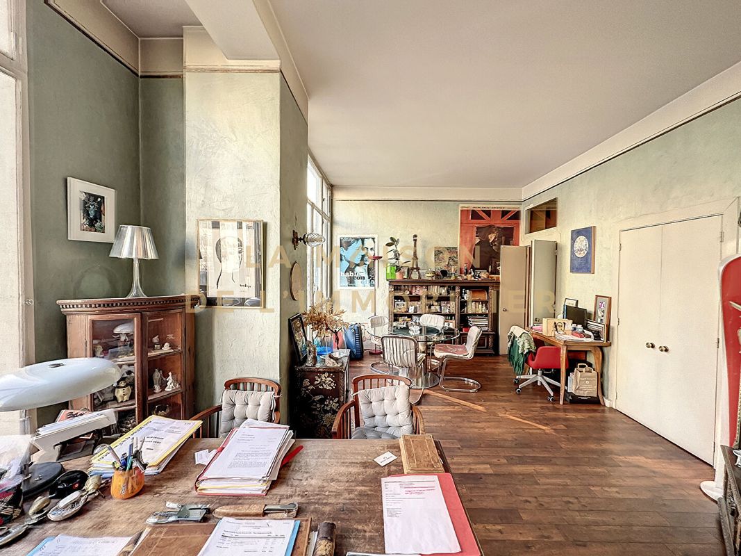 117m² Office in Paris, France No. 188331