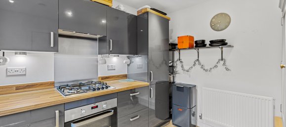 3 bedrooms House in Farnham, United Kingdom No. 1024 7