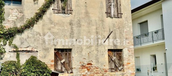 4 bedrooms House in Spinea, Italy No. 359373 7