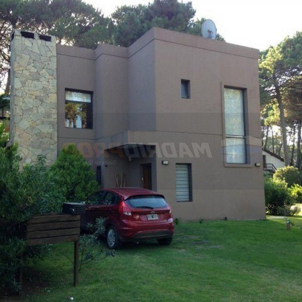 3 bedrooms House in Mar del Plata, Argentina No. 102579
