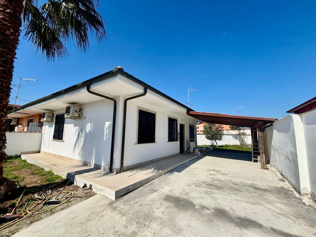 Villa de 3 habitaciónes en Ardea, Italy No. 68344