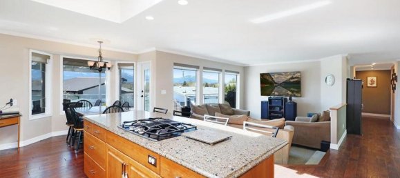 5 bedrooms House in British Columbia, Canada No. 1335 6