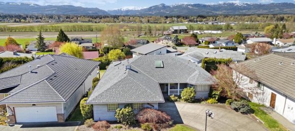 5 bedrooms House in British Columbia, Canada No. 1335 2