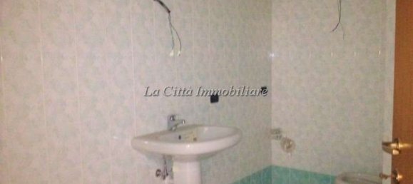 Квартира с 2 комнатами в Новара, Италия № 211745 10