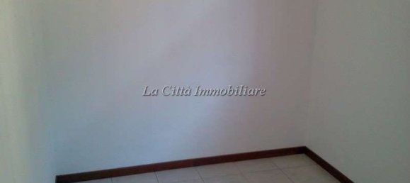 Квартира с 2 комнатами в Новара, Италия № 211745 8