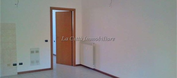 Квартира с 2 комнатами в Новара, Италия № 211745 5