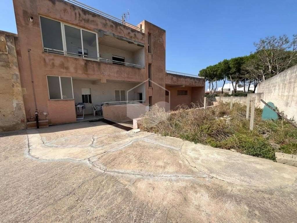 Здание с 5 комнатами в Петрозино, Италия № 352133