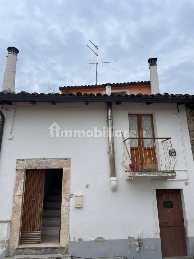 3 bedrooms House in L'Aquila, Italy No. 196085