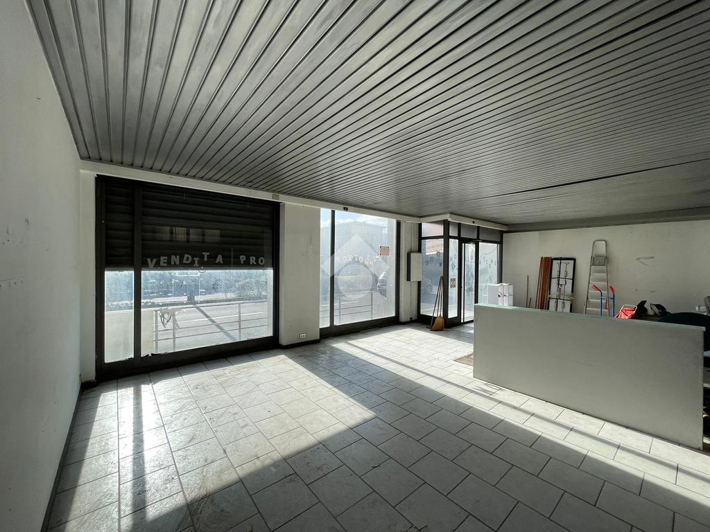 Propiedad comercial de 1 habitación en La Spezia, Italy No. 165517