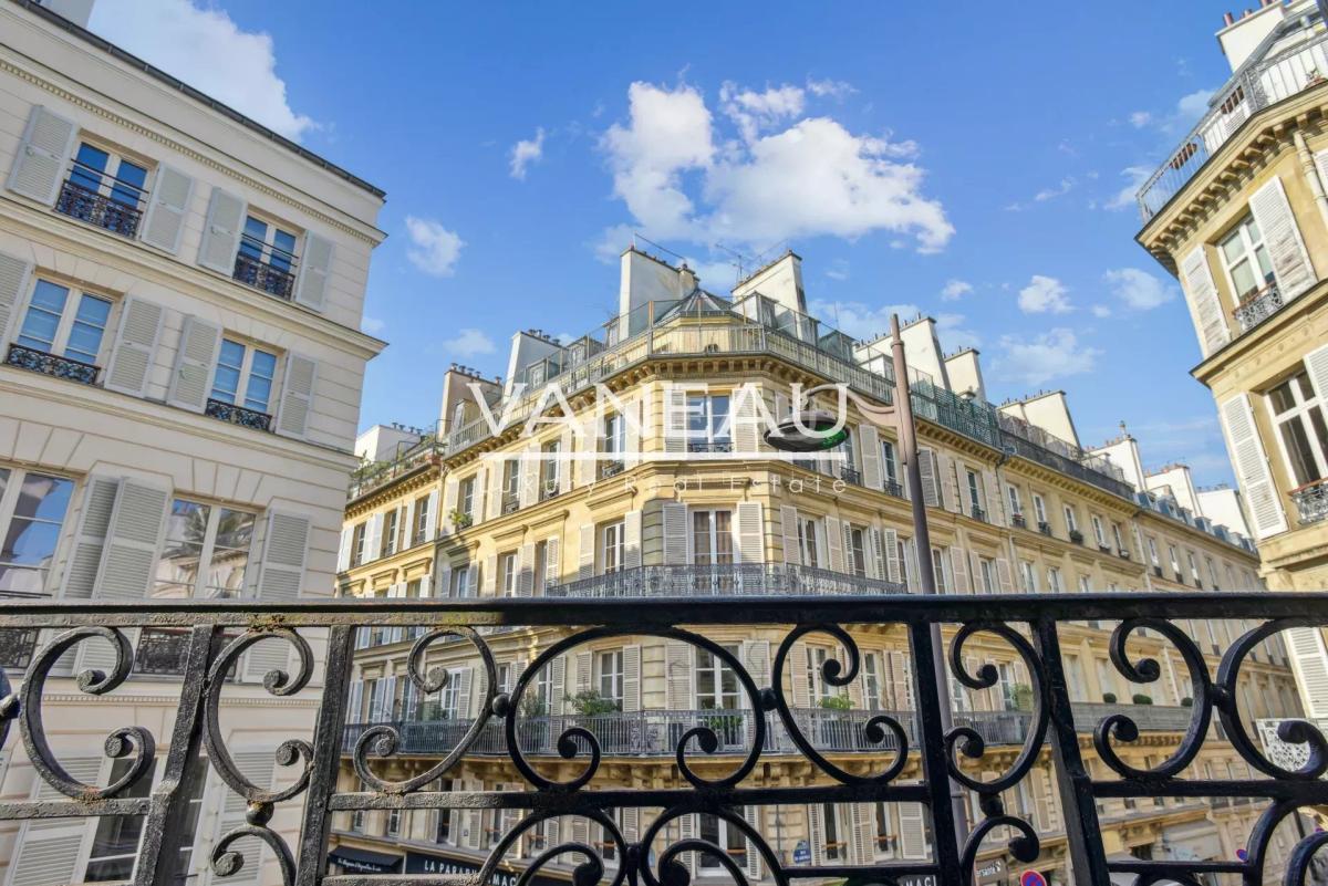 2 bedrooms Apartment in Paris, France No. 135676