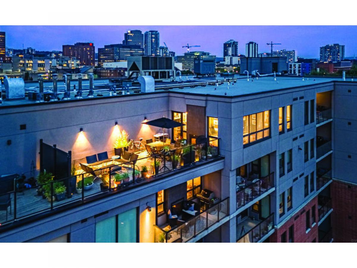 2 bedrooms Condo in Hamilton, Canada No. 681