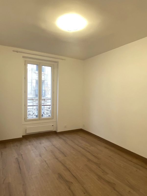 2 bedrooms Apartment in Paris, France No. 149282