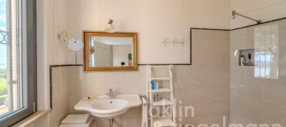 5 bedrooms Villa in Passignano sul Trasimeno, Italy No. 381074 4