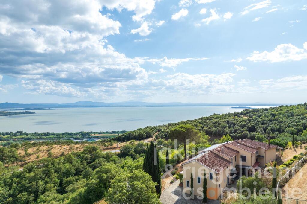 5 bedrooms Villa in Passignano sul Trasimeno, Italy No. 381074