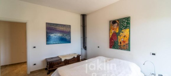 5 bedrooms Villa in Passignano sul Trasimeno, Italy No. 381074 3