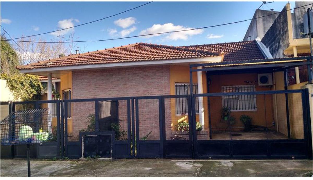2 bedrooms House in Berazategui, Argentina No. 12054