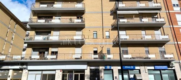 Apartamento de 7 dormitorios en L'Aquila, Italy No. 334407 2