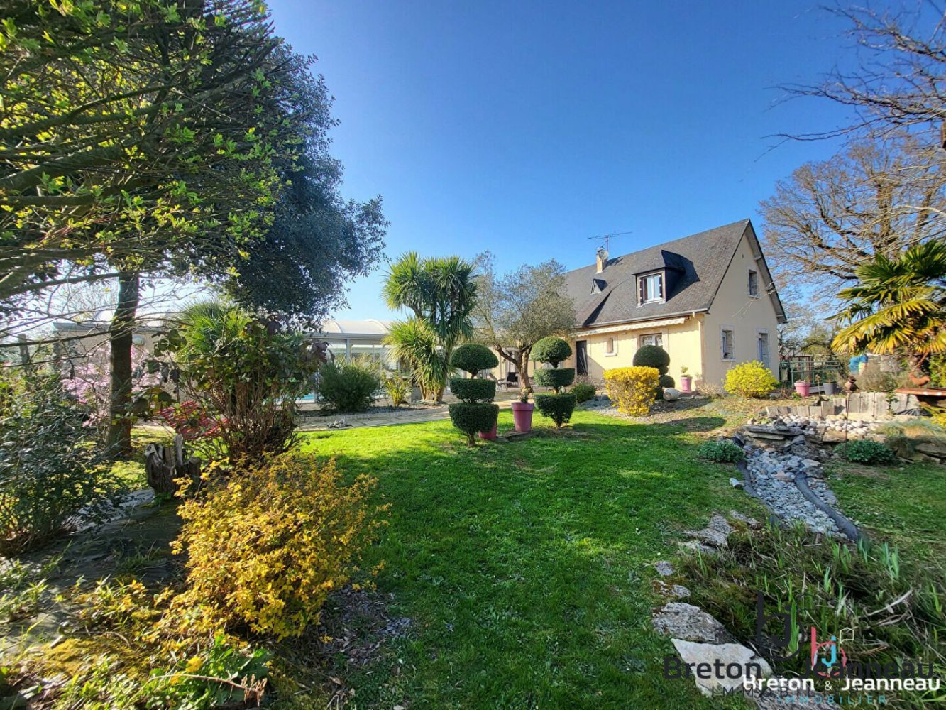 Замки и поместья с 4 спальнями в Монтсюр, Франция № 360565